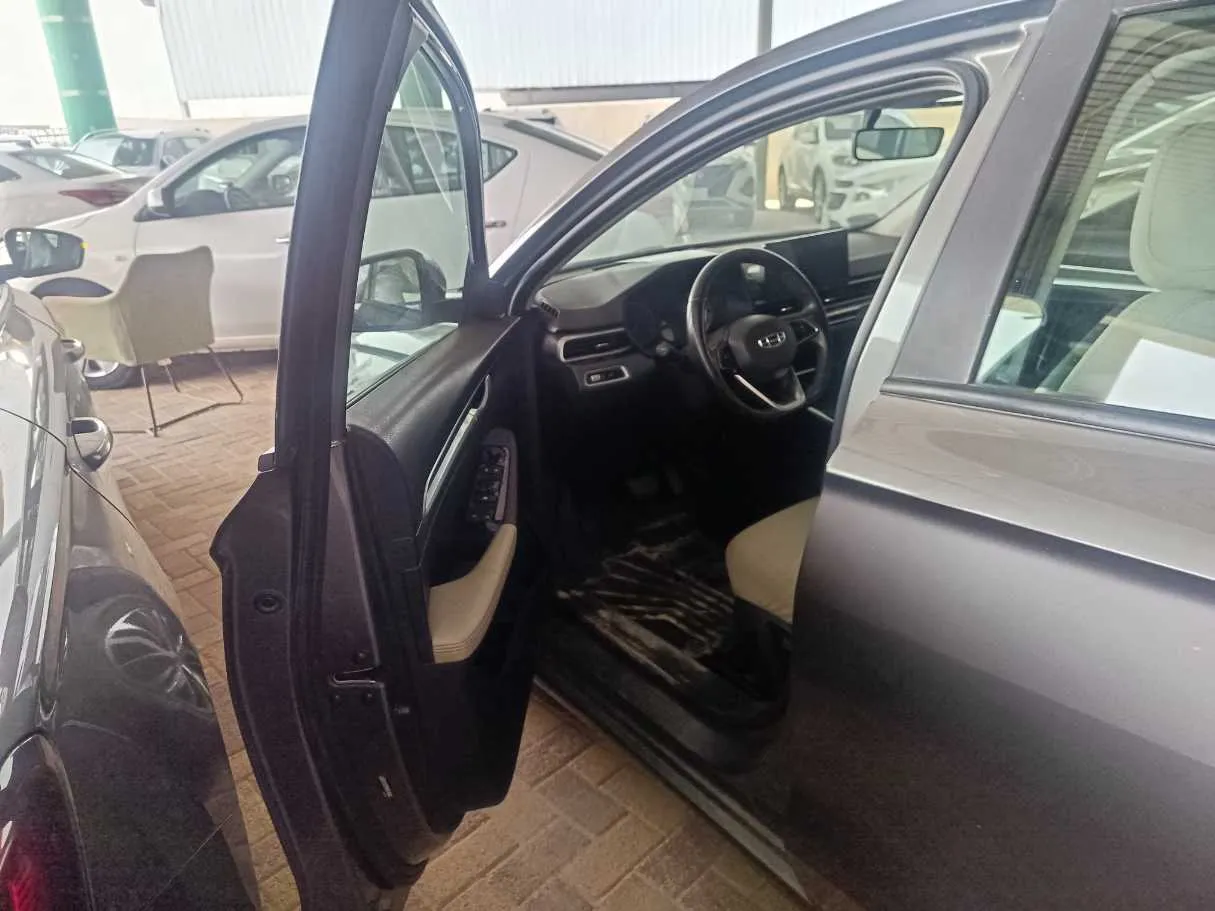 Car image 8
