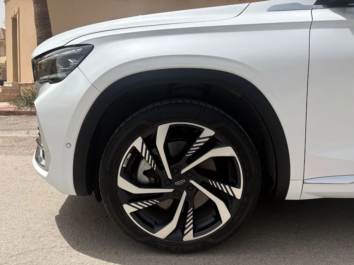 Car image 9