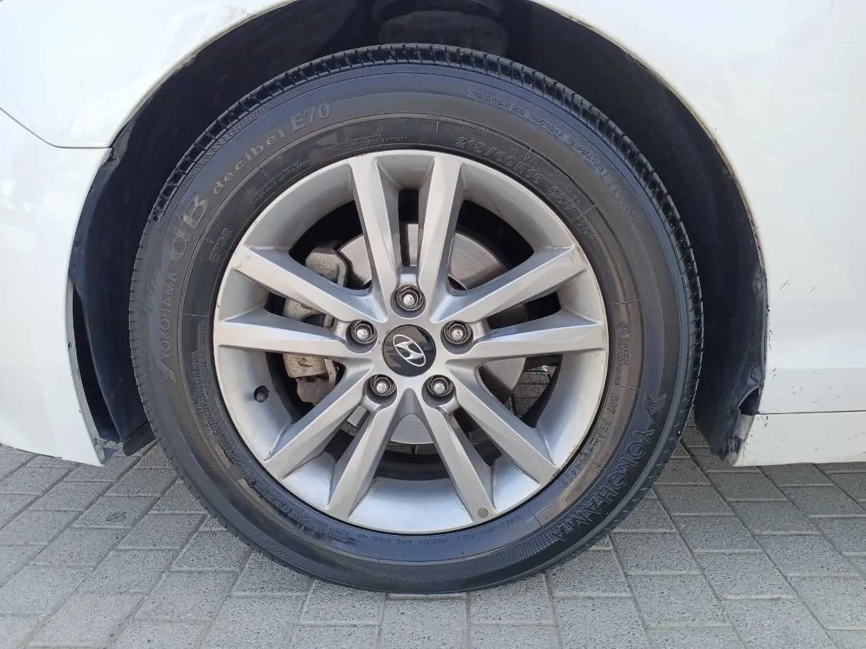 Car image 9