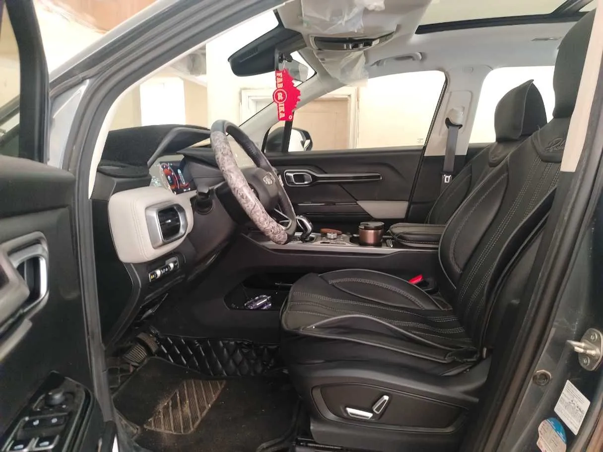 Car image 14