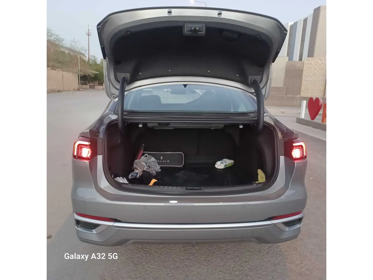 Car image 20