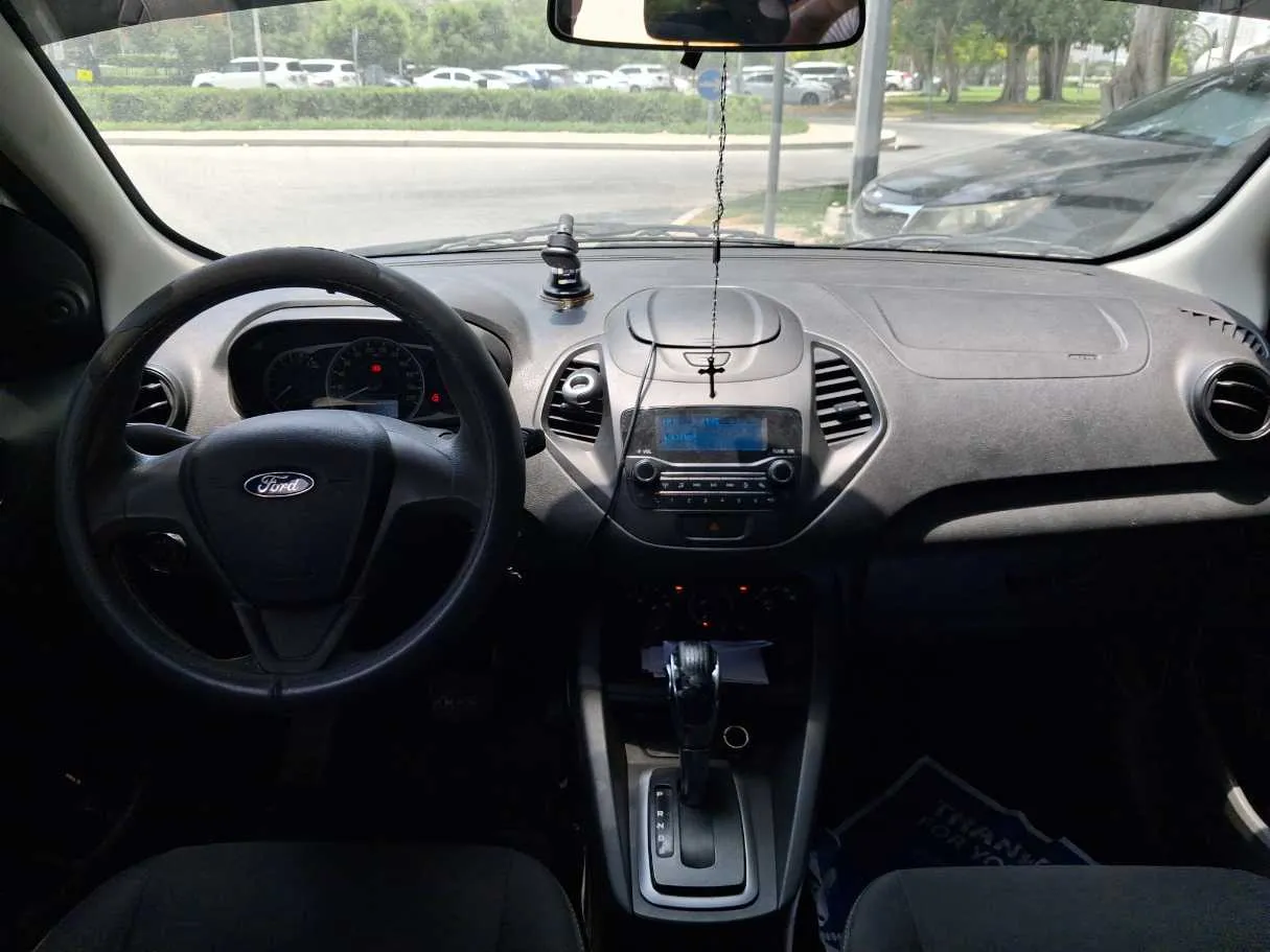 Car image 14