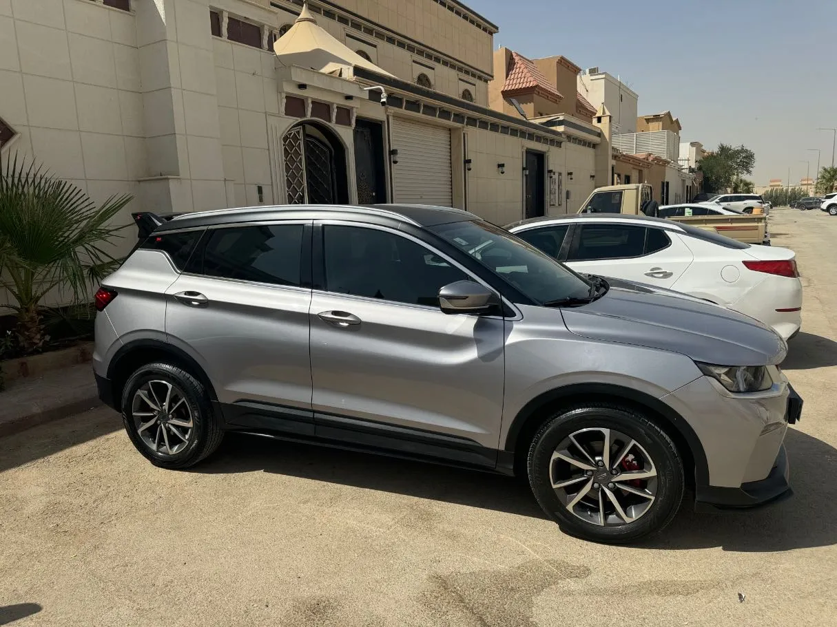 Car image 4