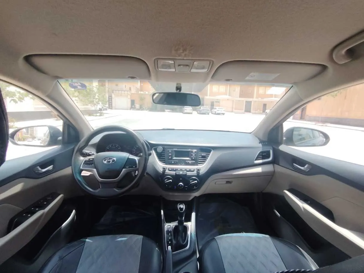 Car image 18