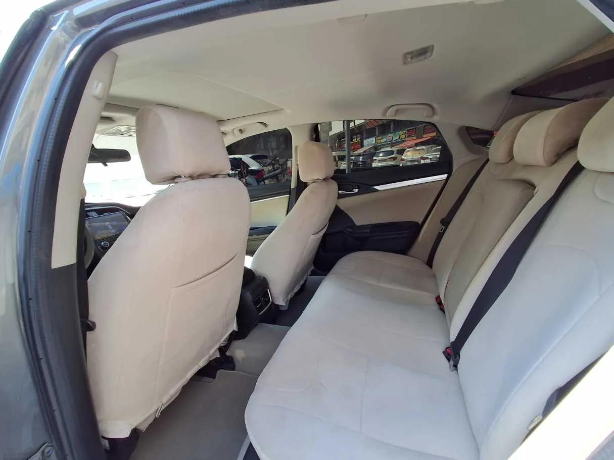 Car image 14