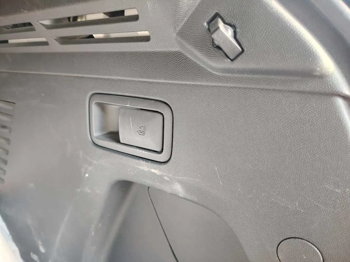 Car image 40