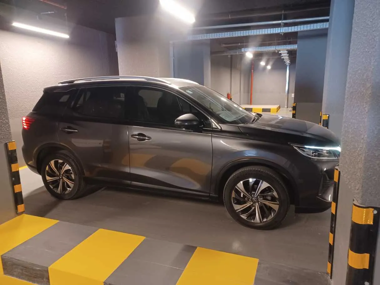 Car image 4