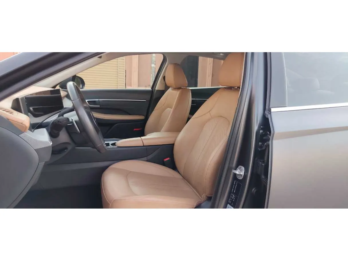Car image 13