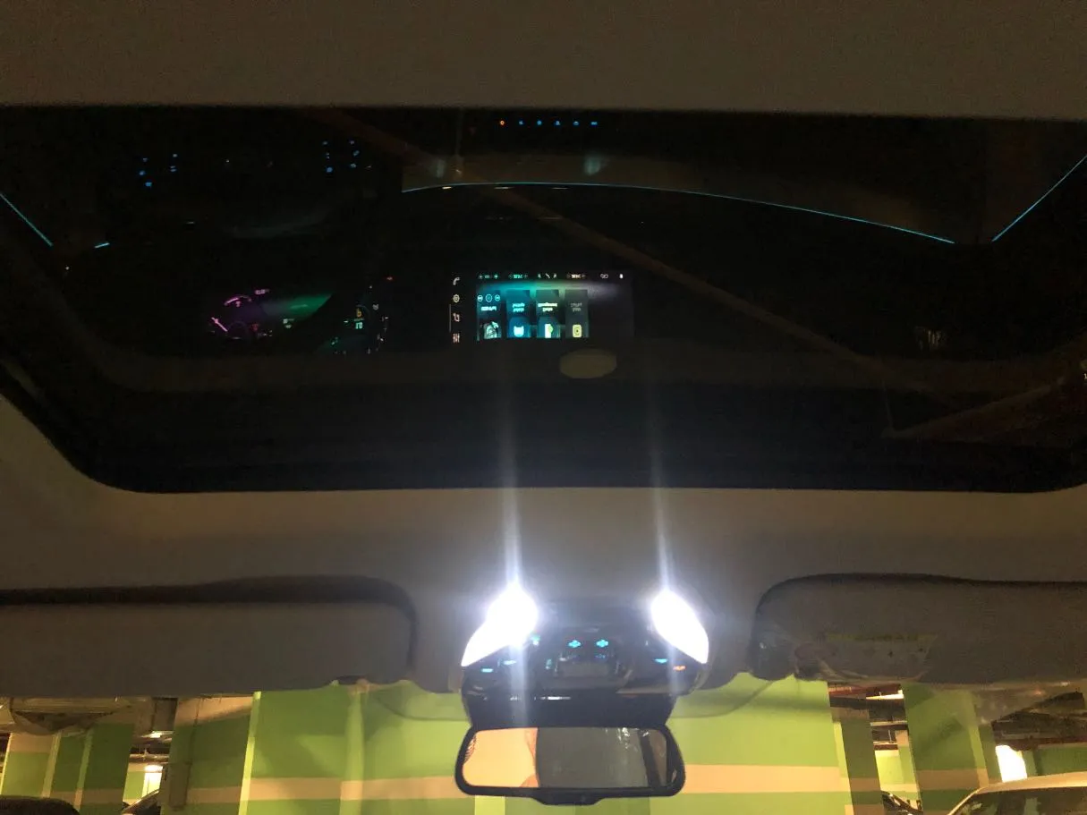 Car image 12