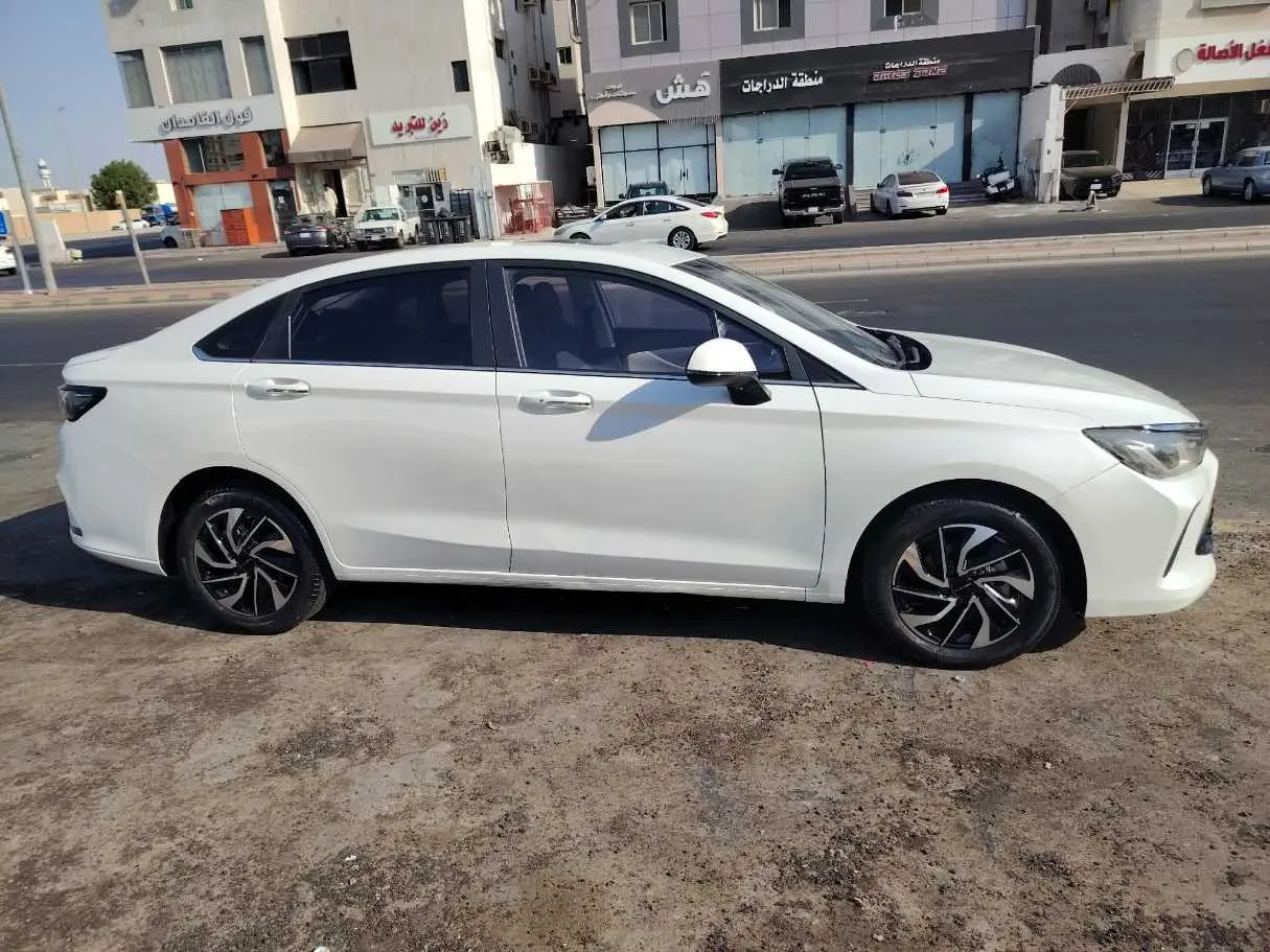 Car image 4