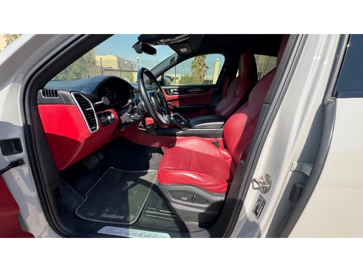 Car image 10