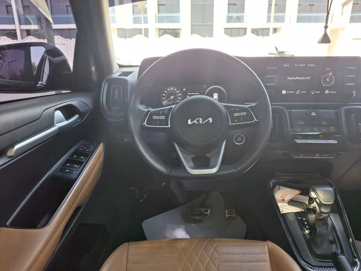 Car image 14