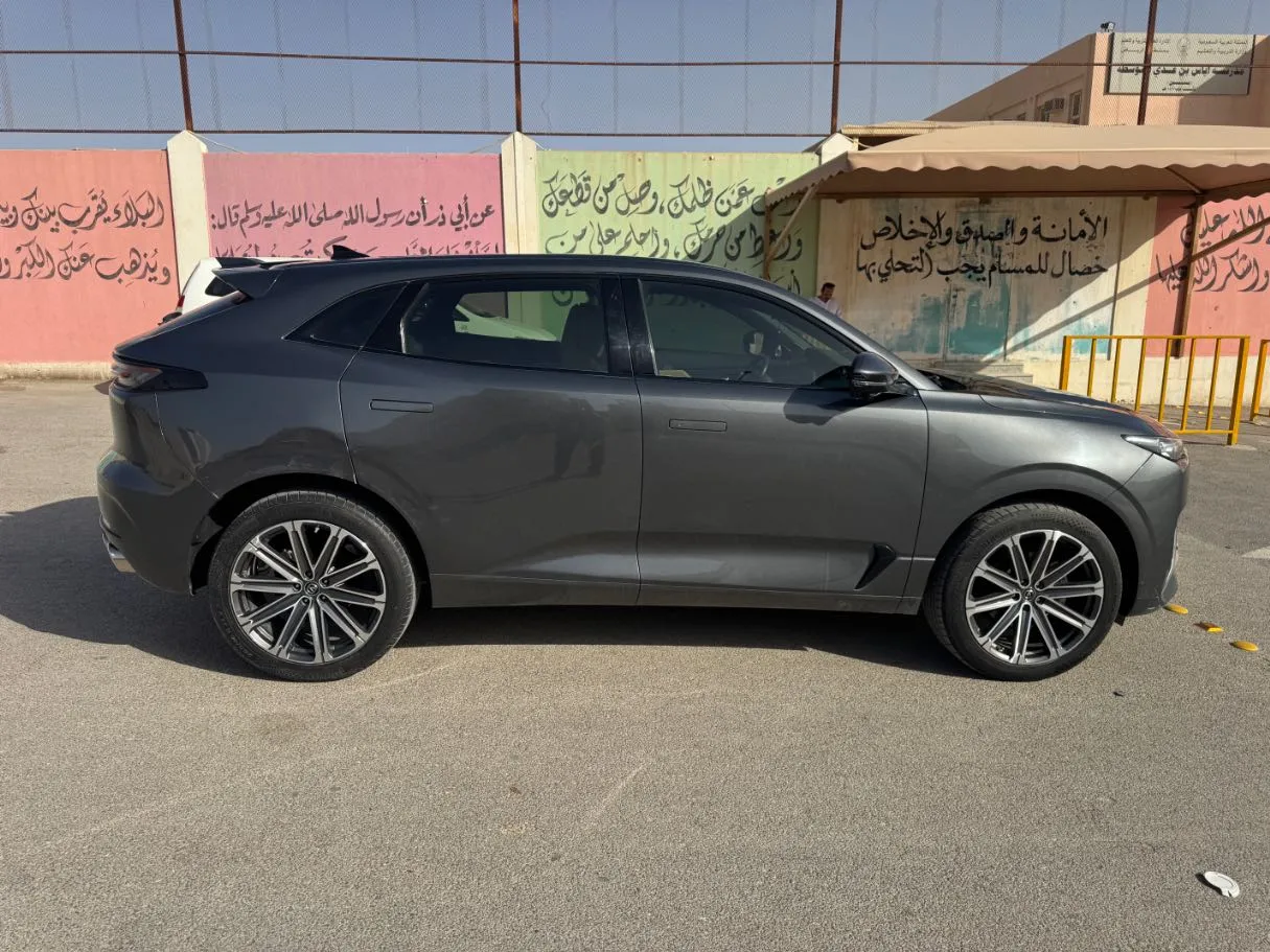 Car image 4