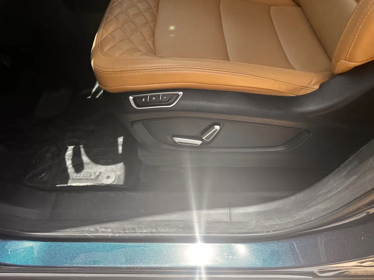 Car image 26