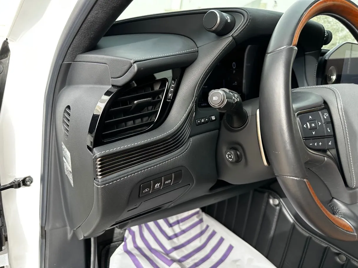 Car image 30
