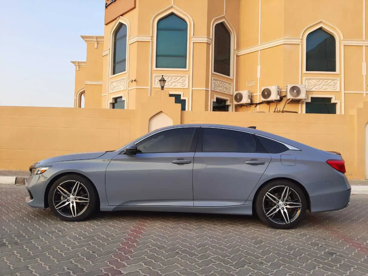 Car image 4