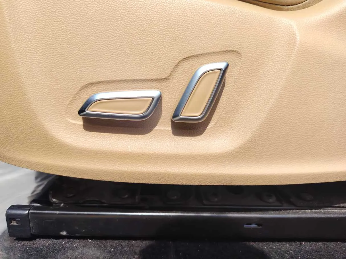 Car image 27