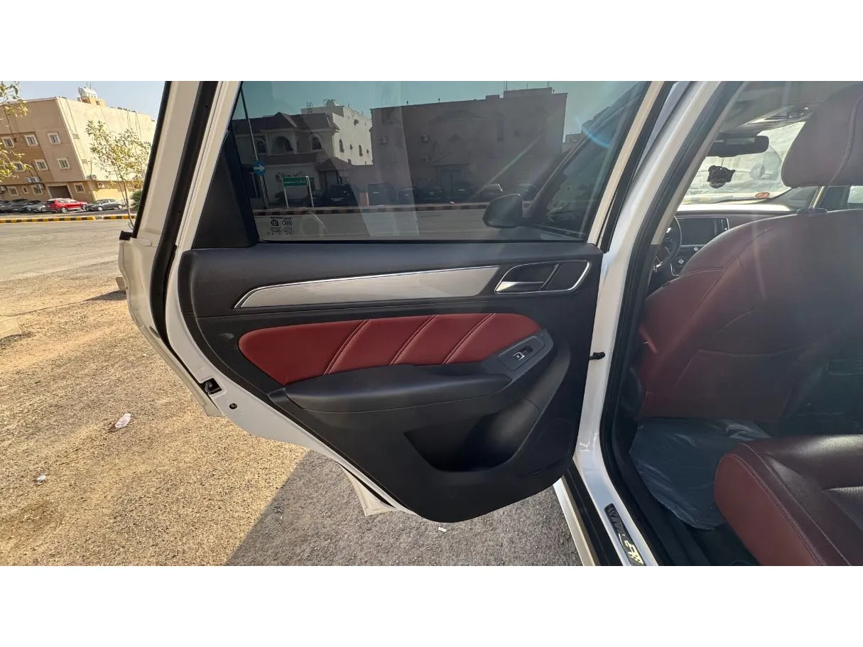 Car image 11