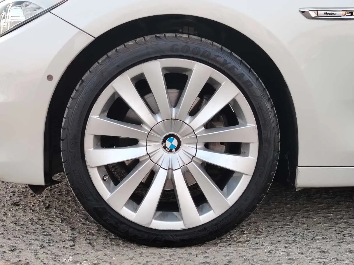 Car image 10
