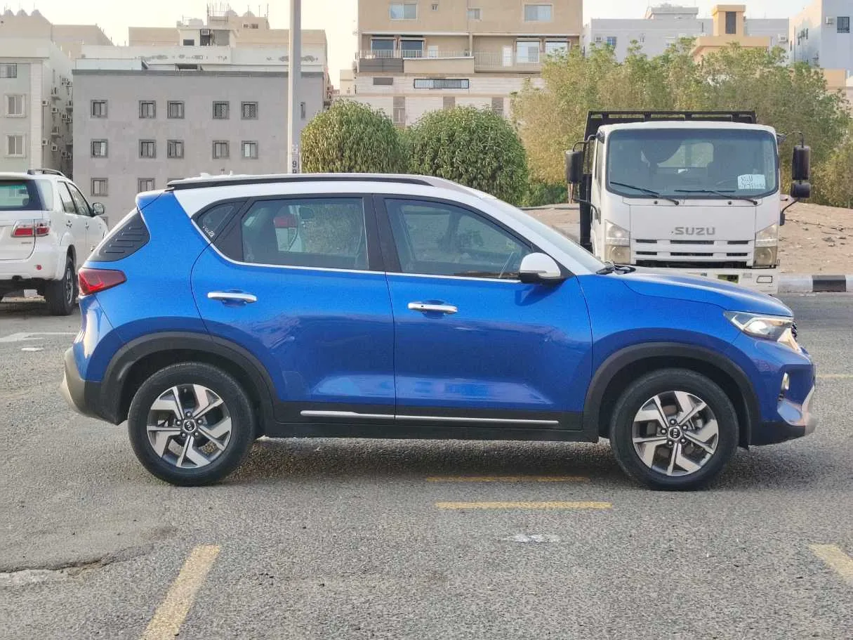 Car image 4