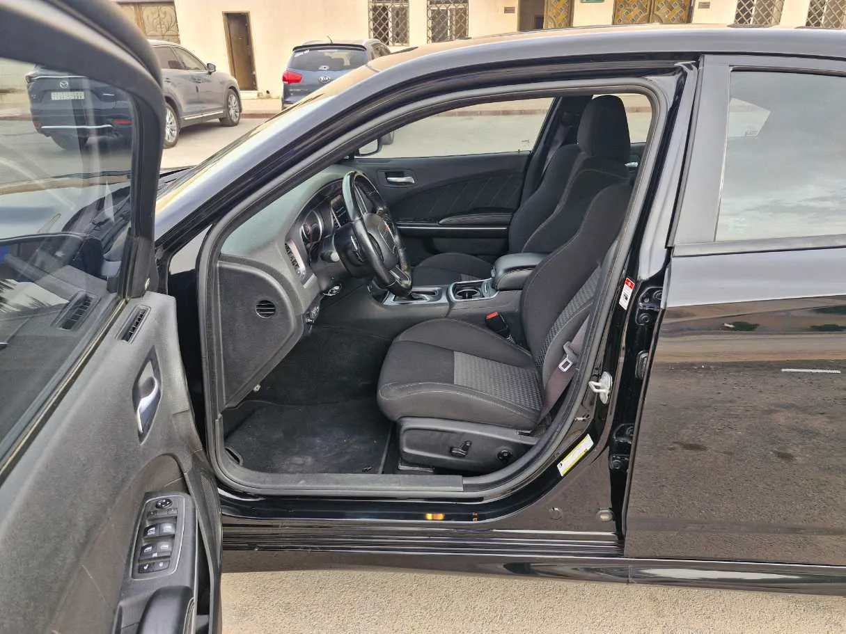 Car image 12