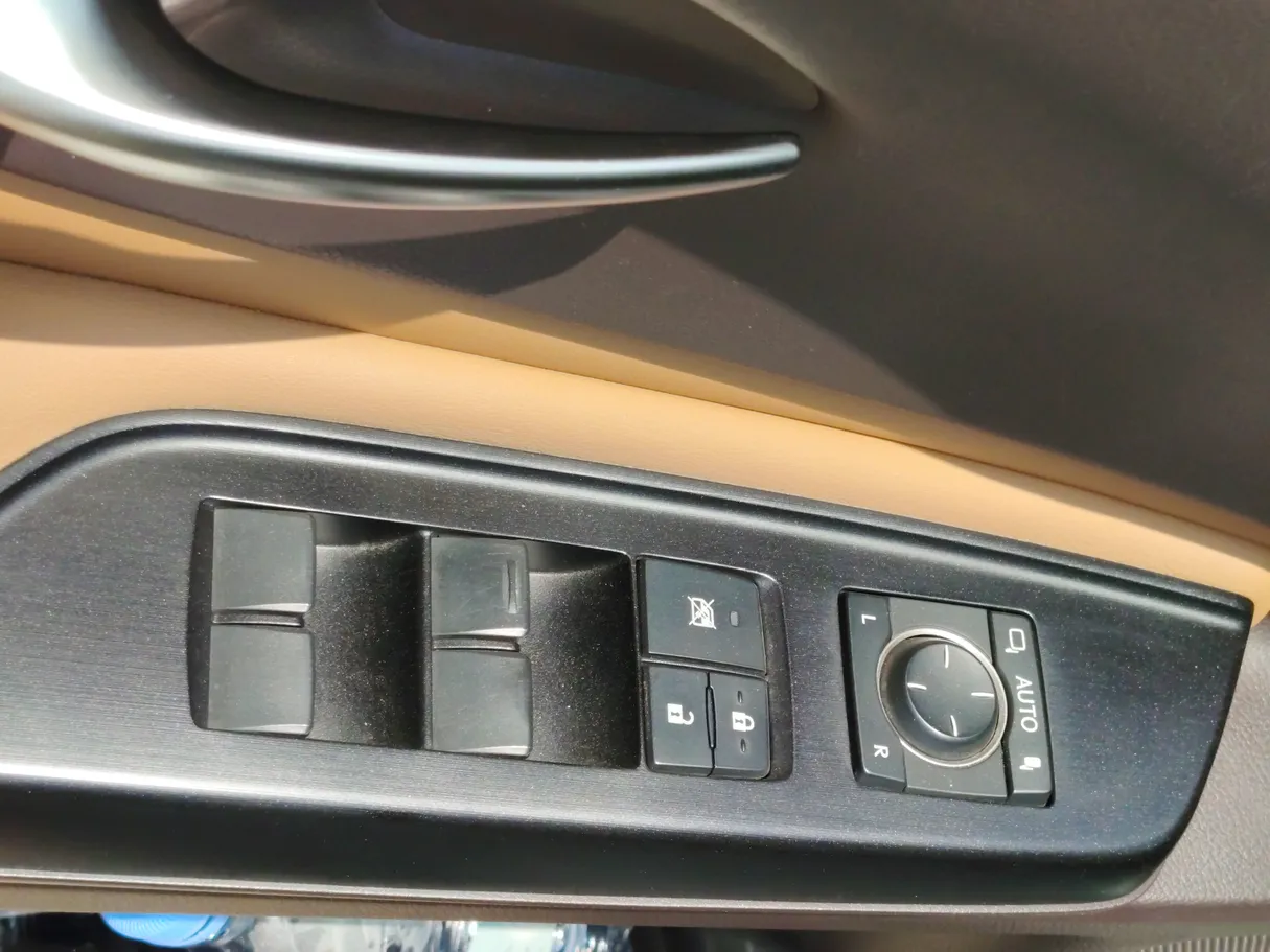 Car image 28