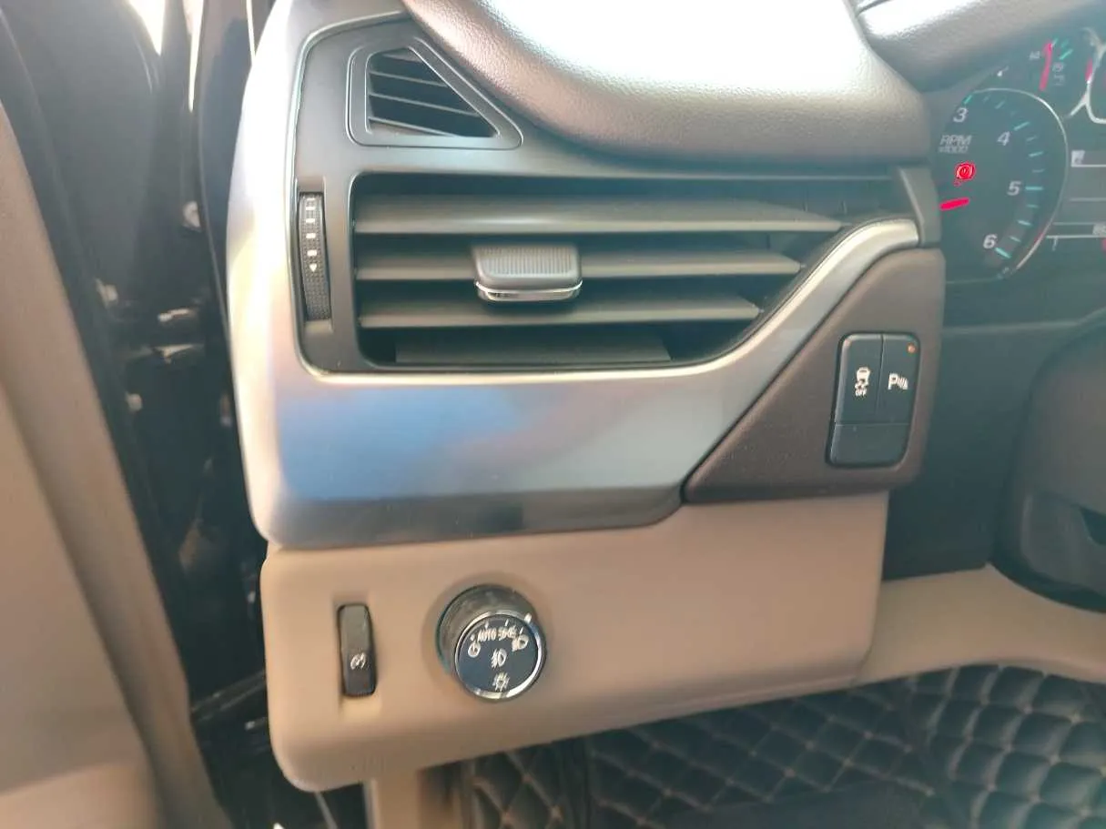 Car image 34