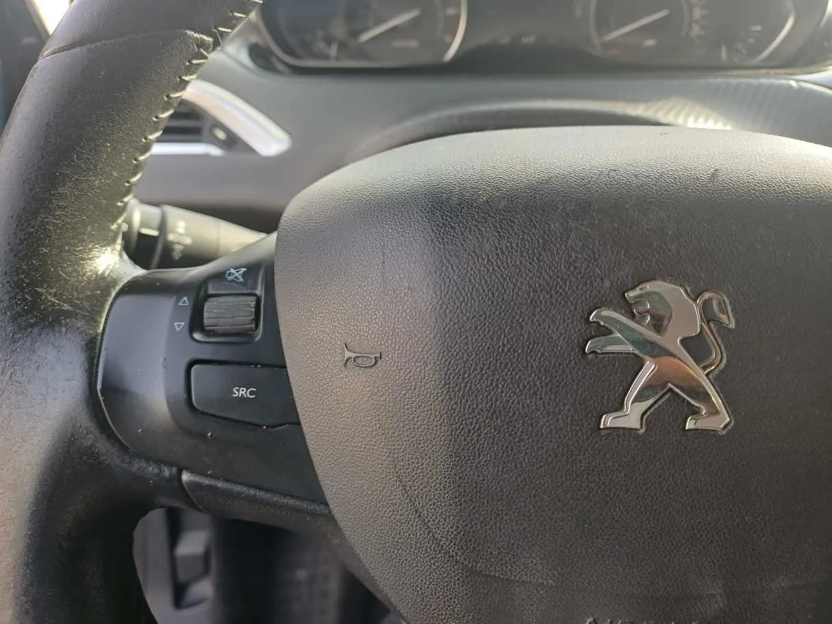 Car image 18