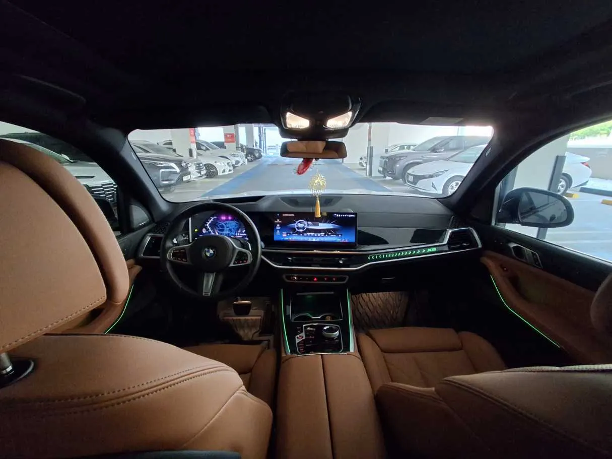 Car image 14