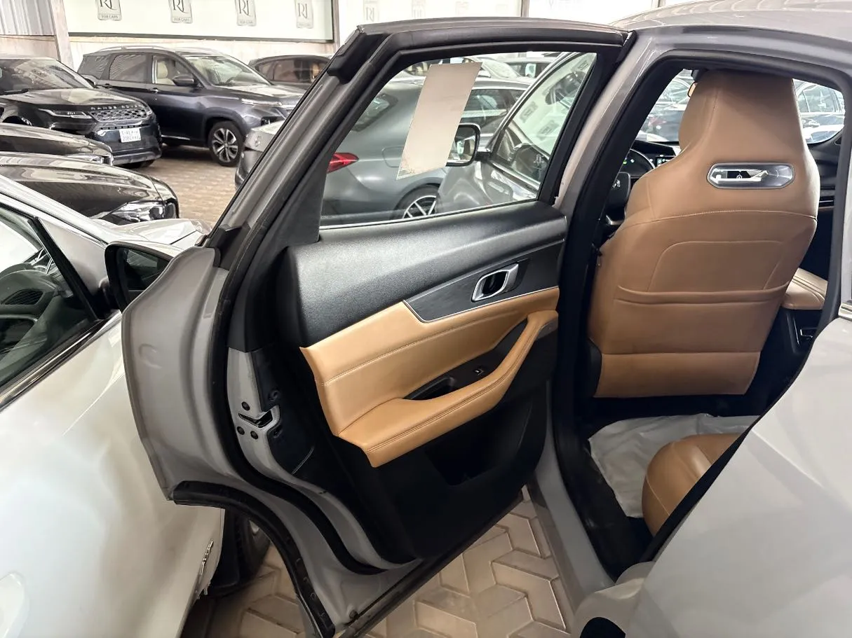 Car image 17