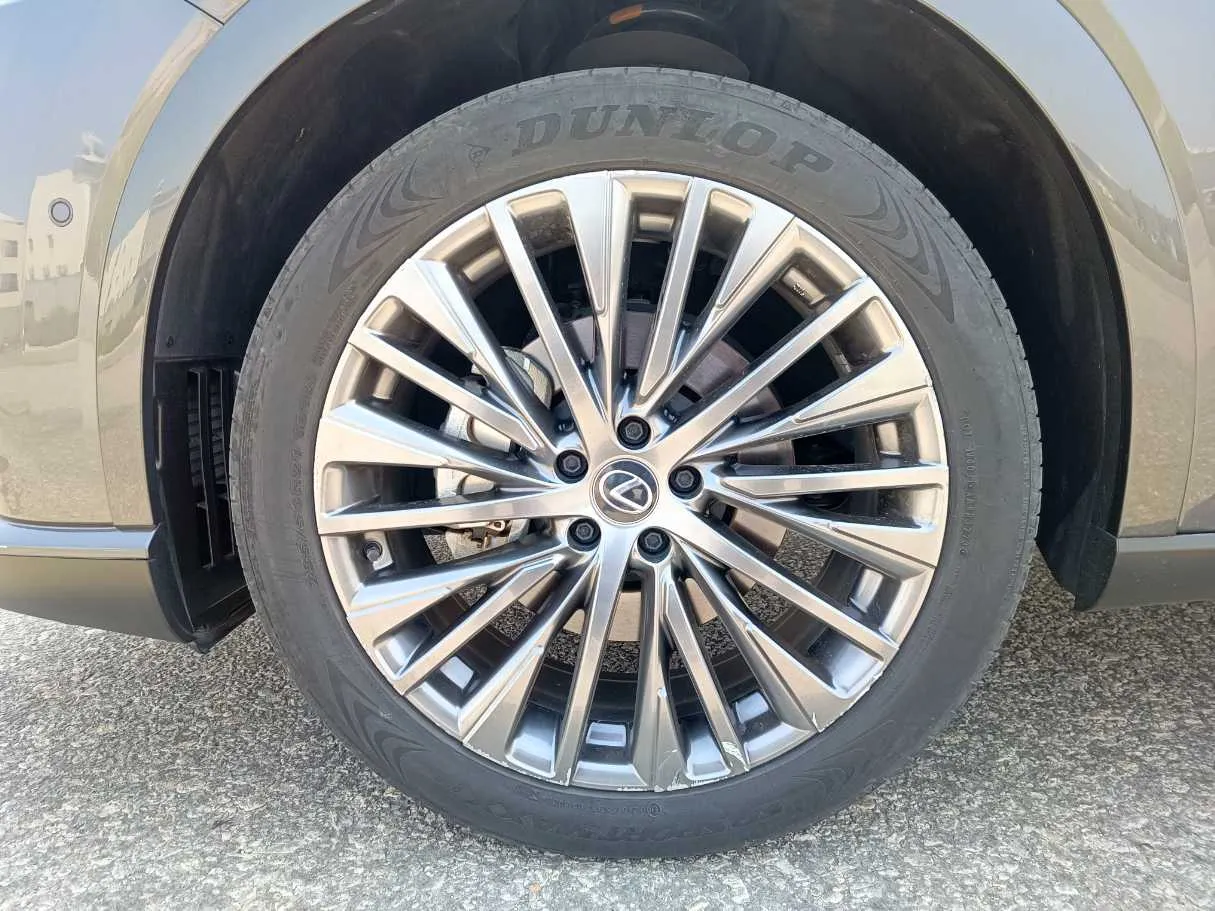 Car image 10