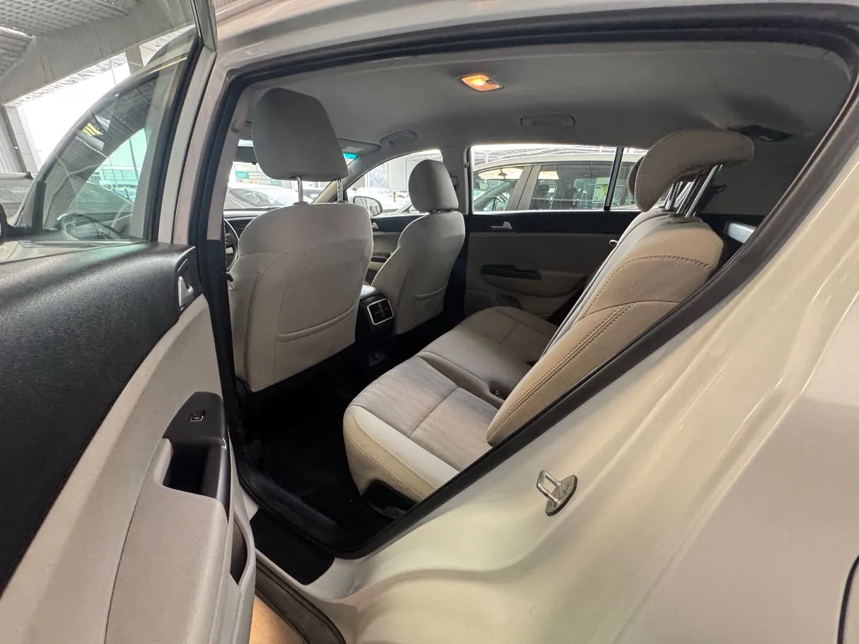 Car image 14