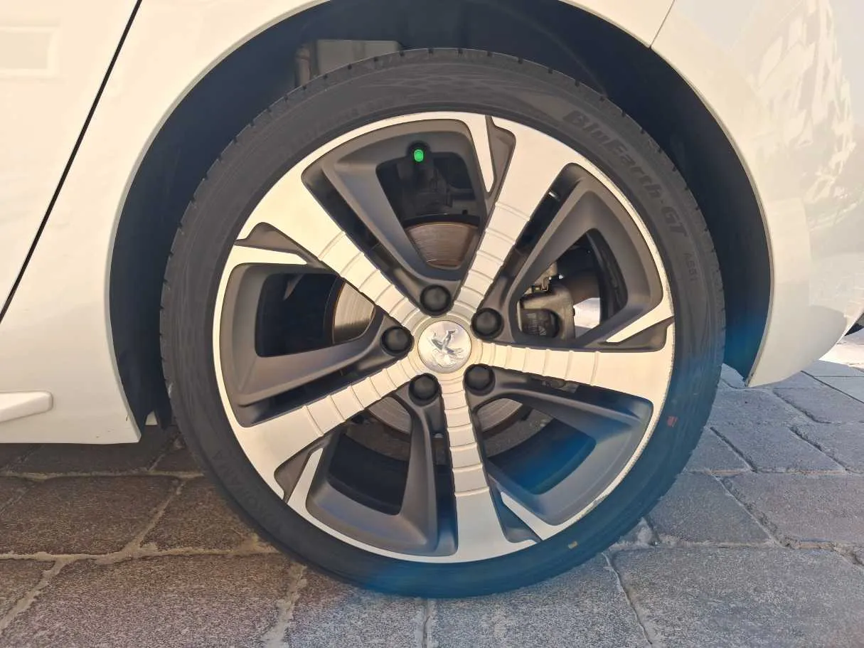 Car image 9