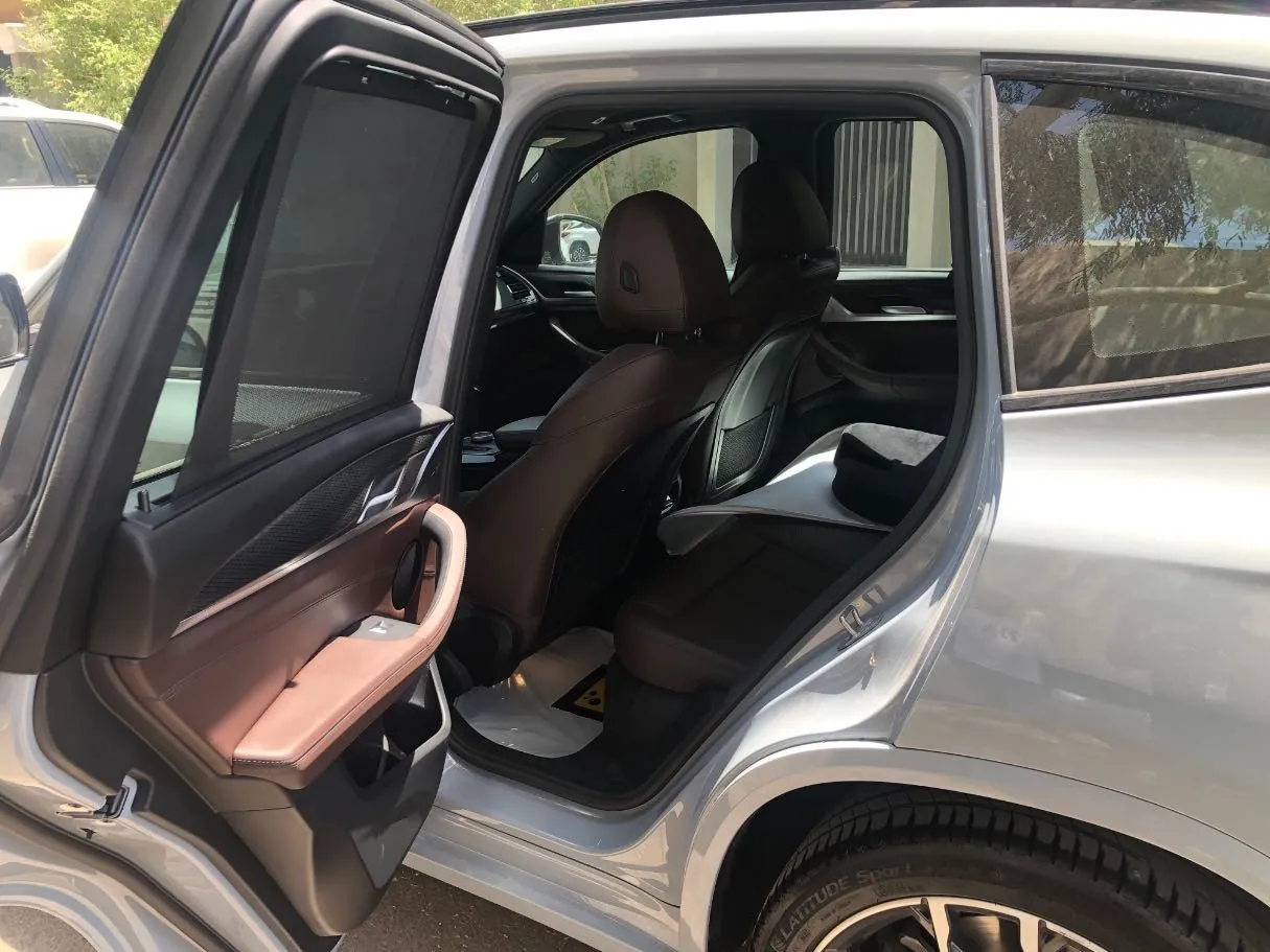 Car image 12