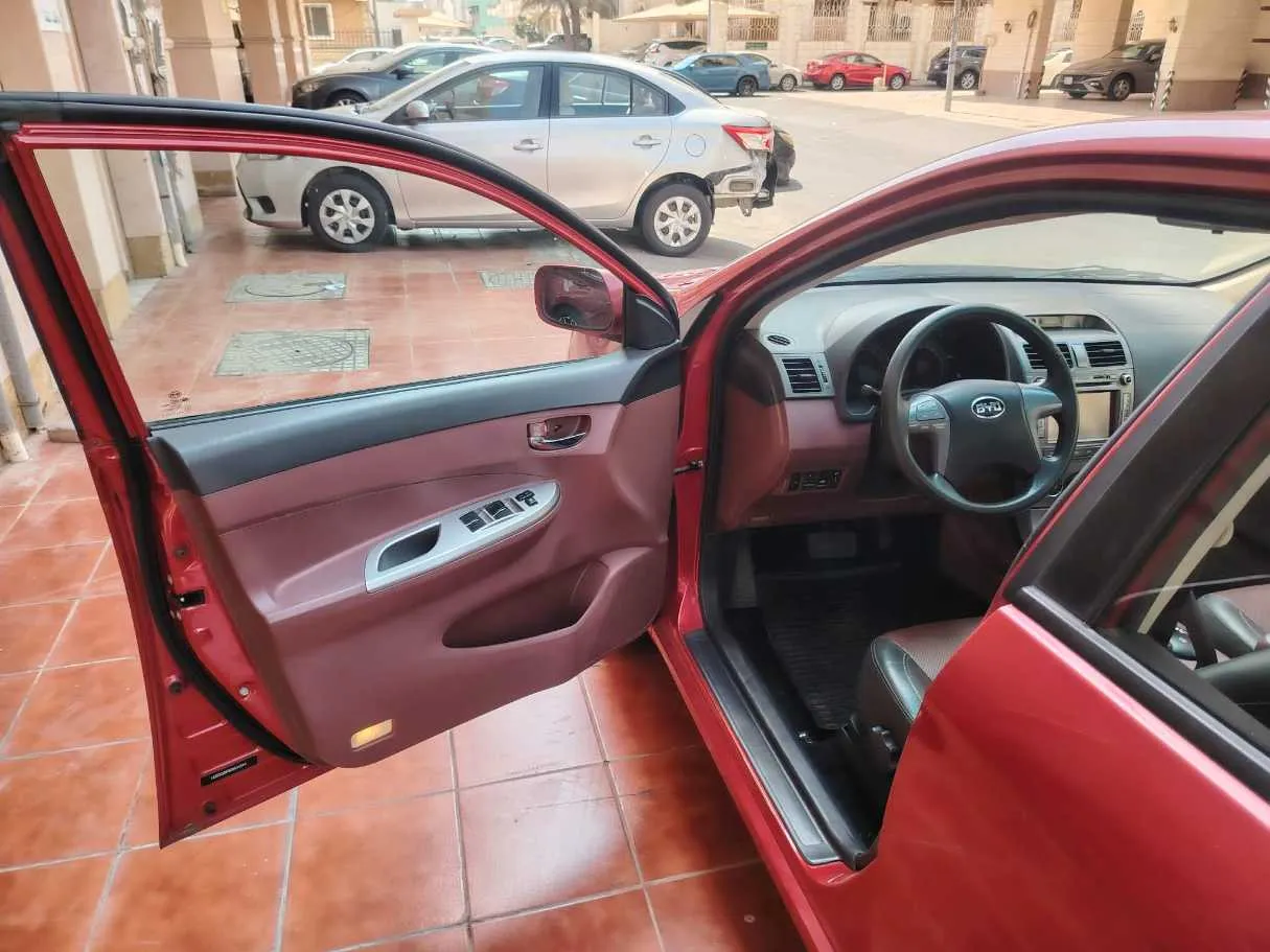 Car image 12