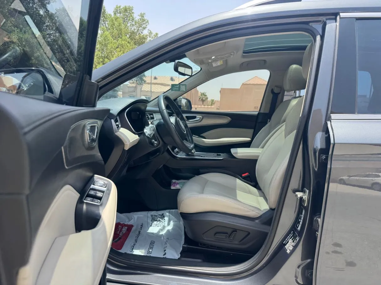 Car image 11