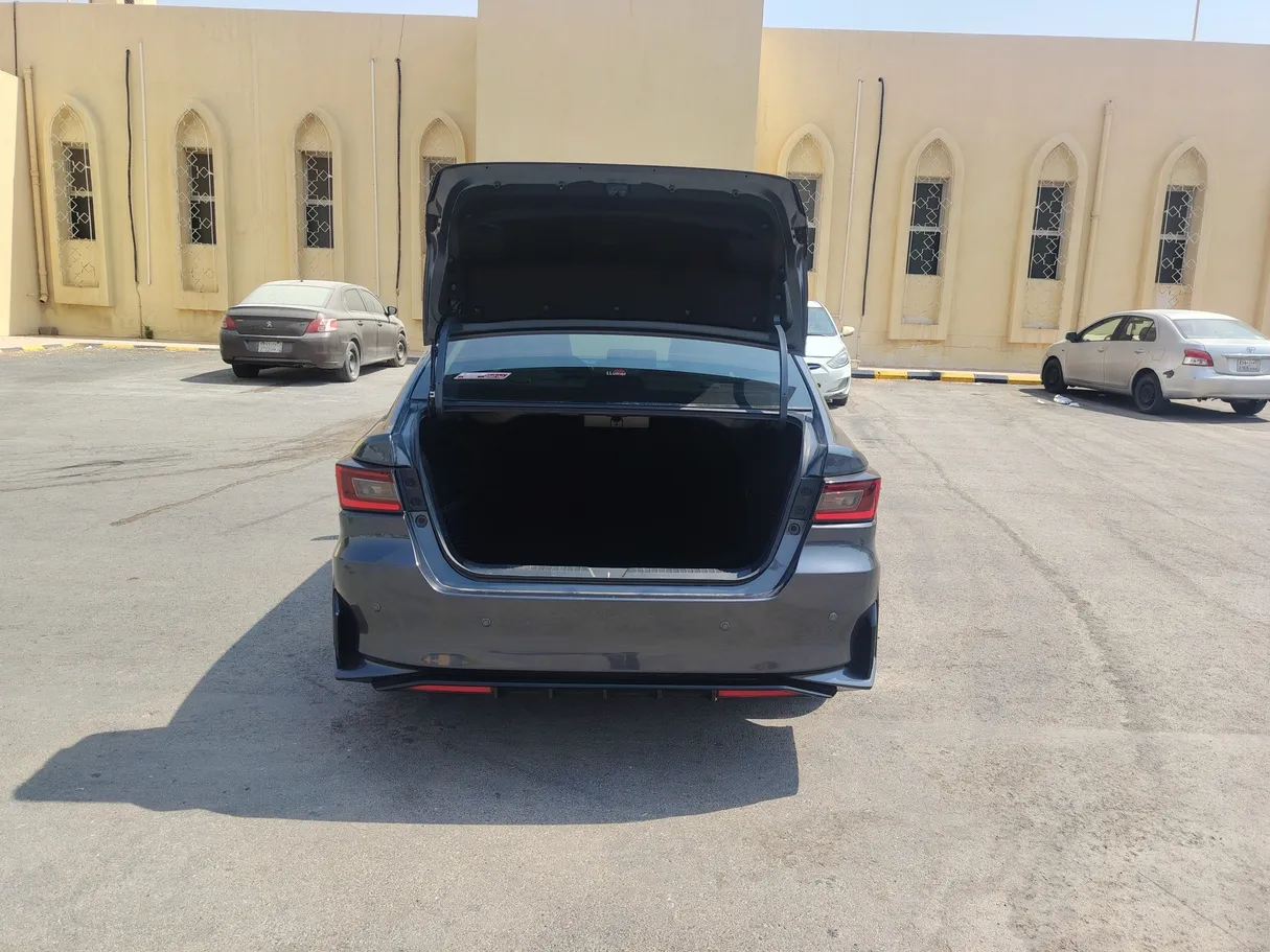 Car image 25