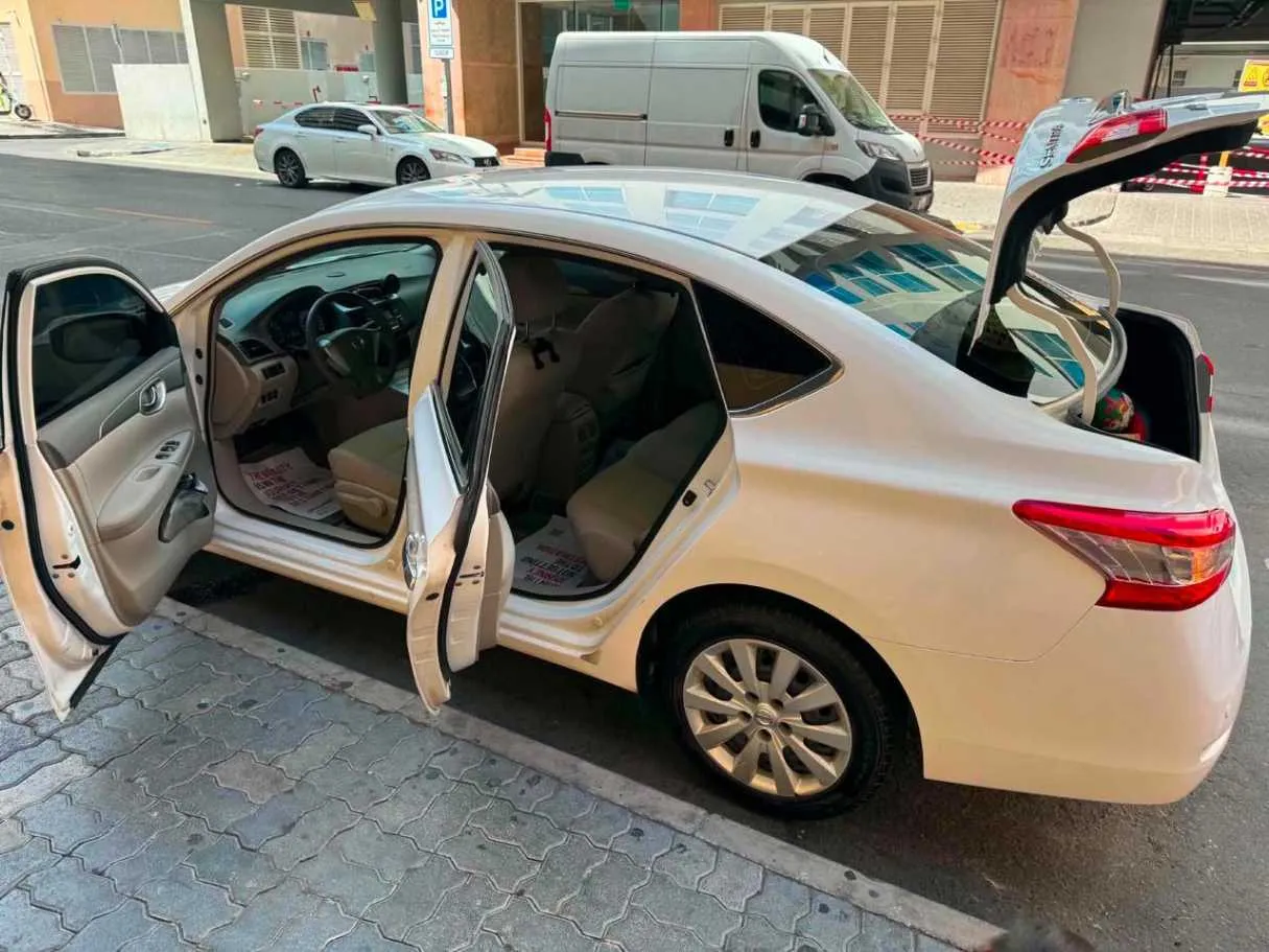 Car image 19