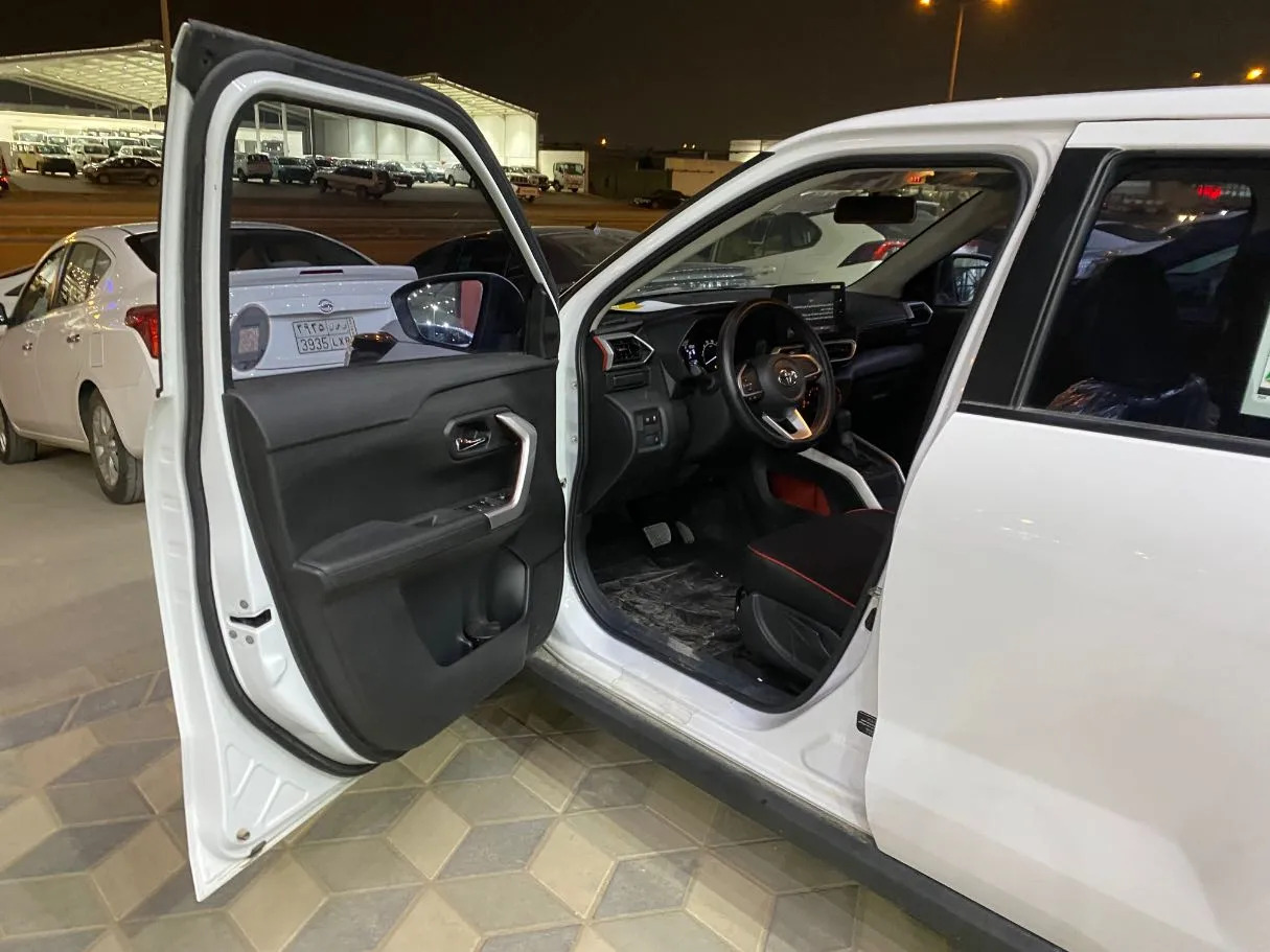 Car image 8