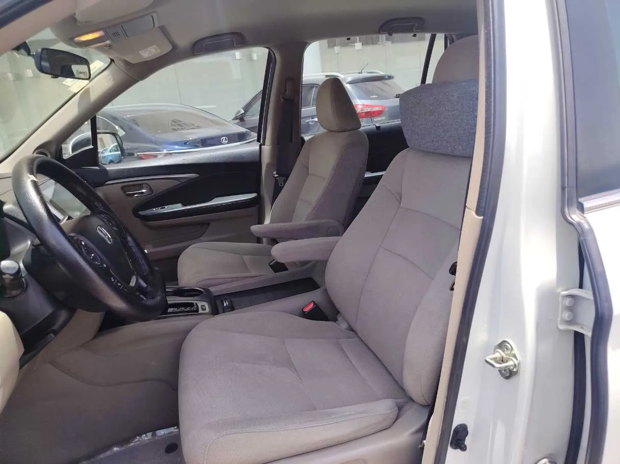 Car image 12