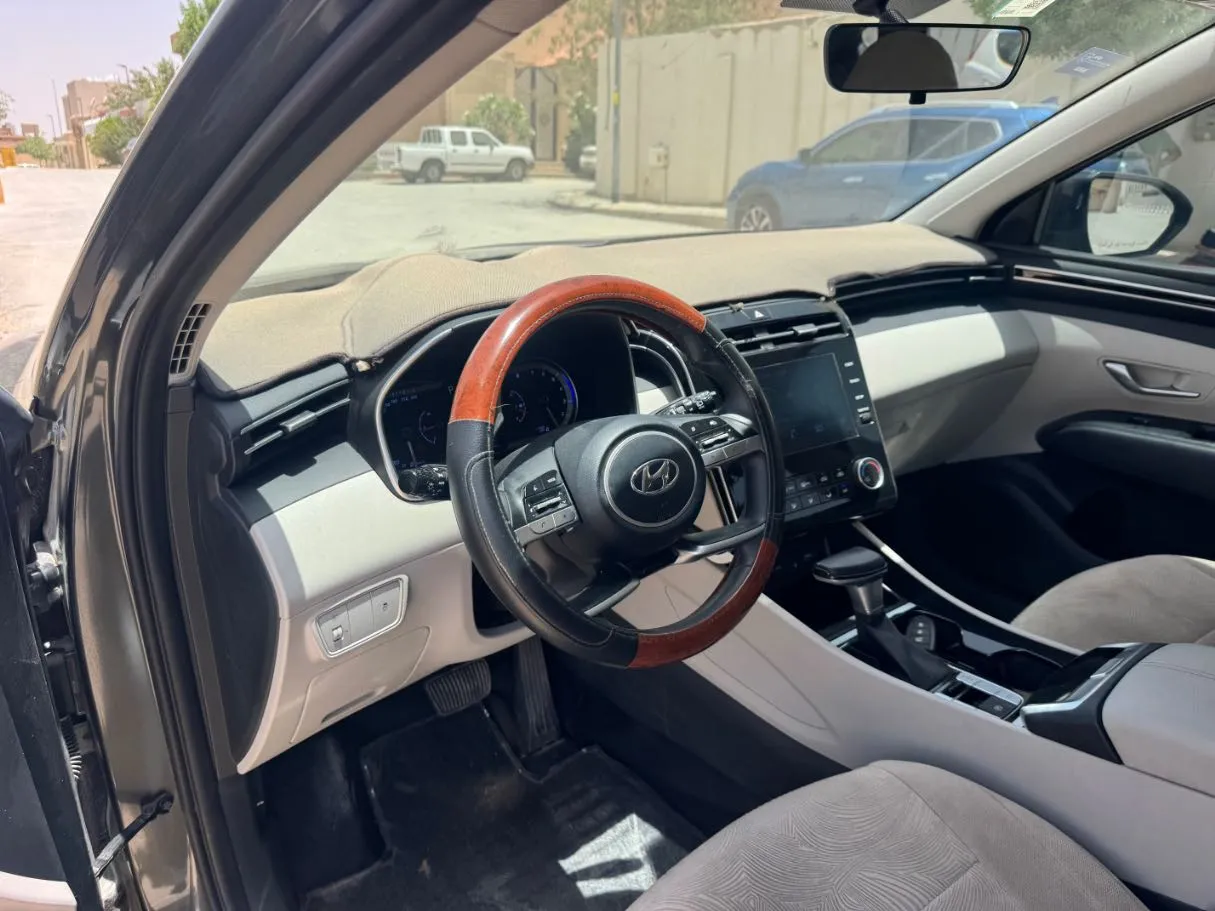 Car image 12