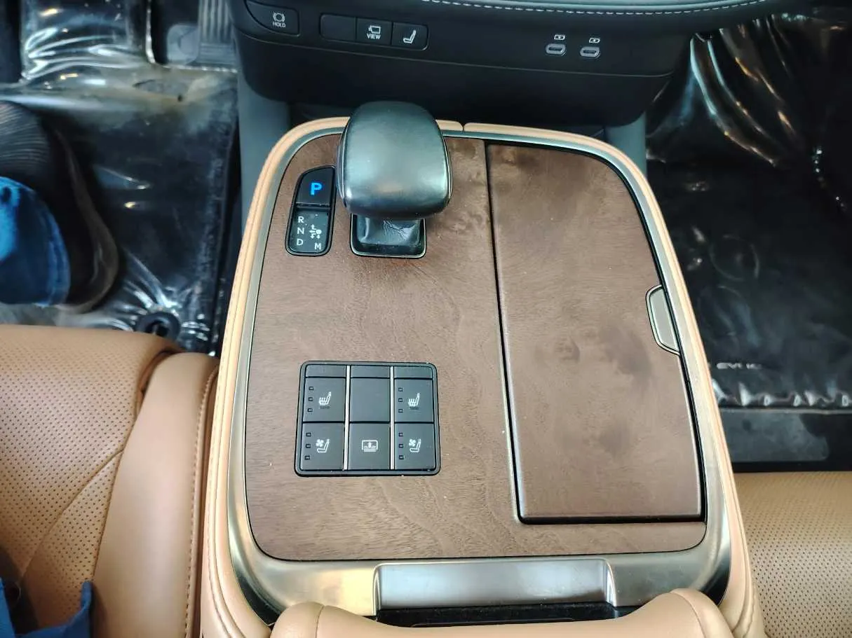 Car image 24
