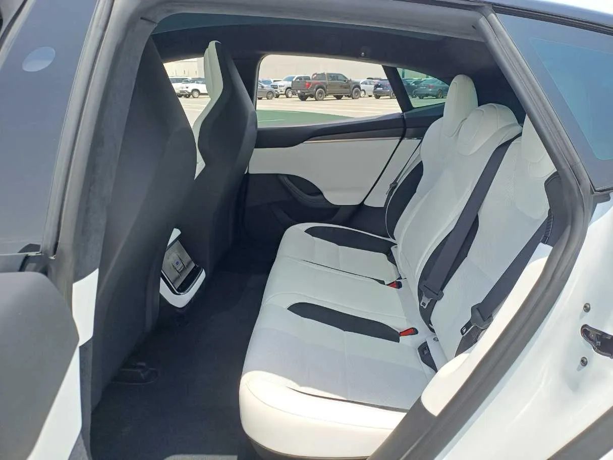 Car image 13