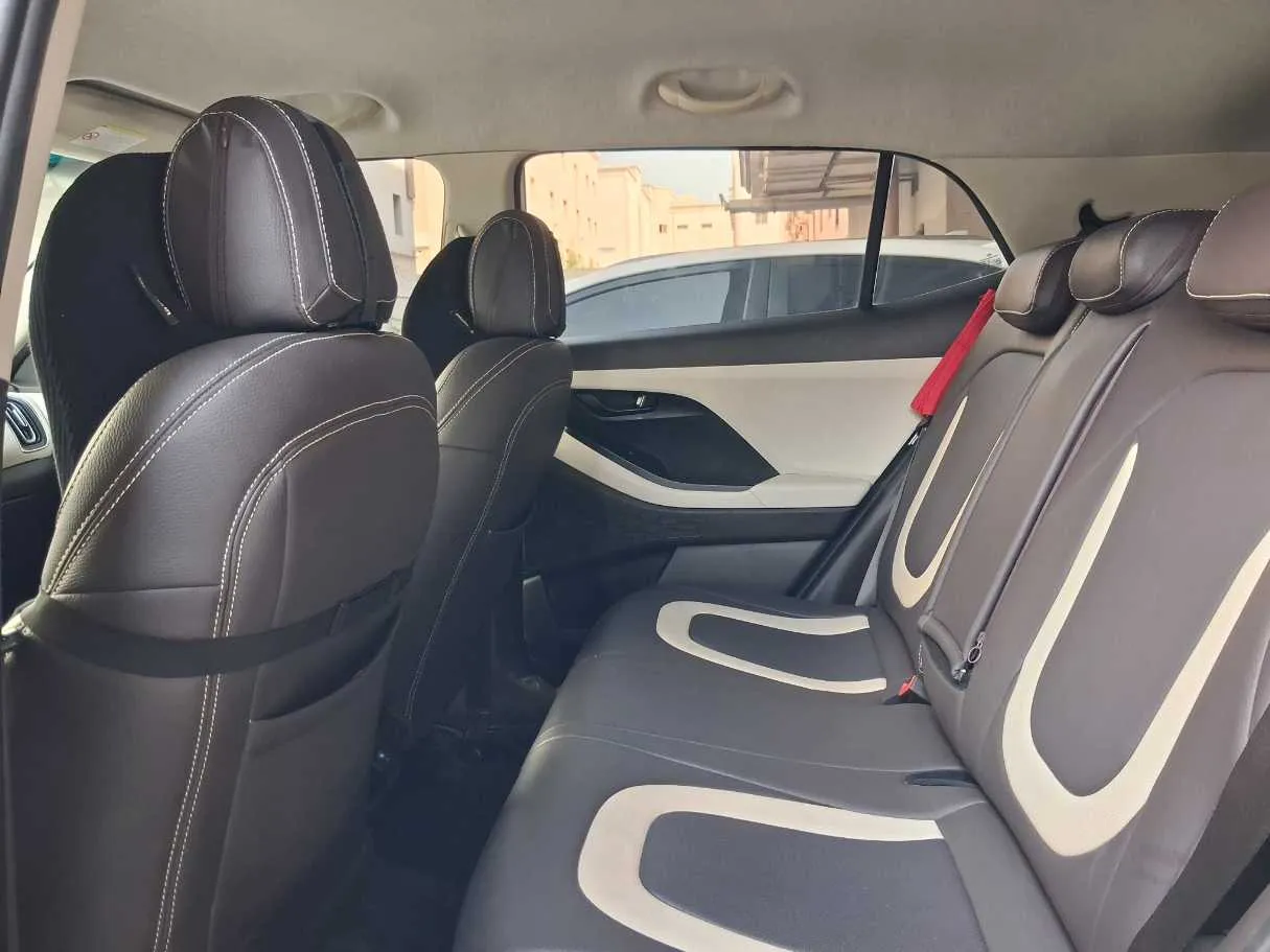 Car image 13