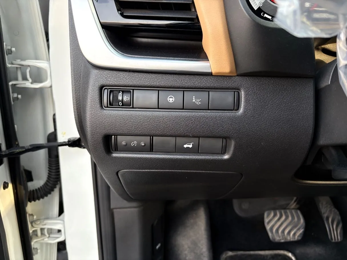 Car image 26