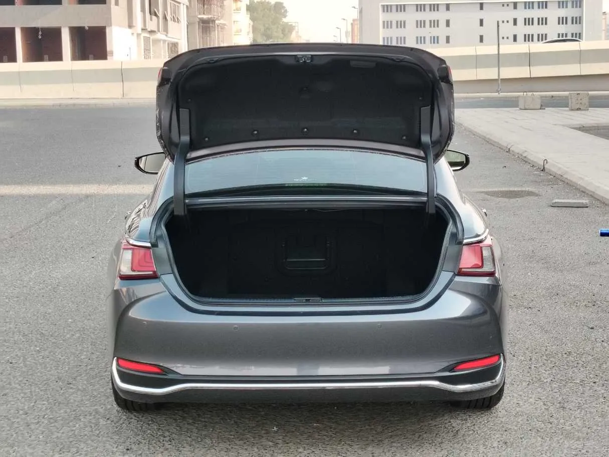 Car image 27
