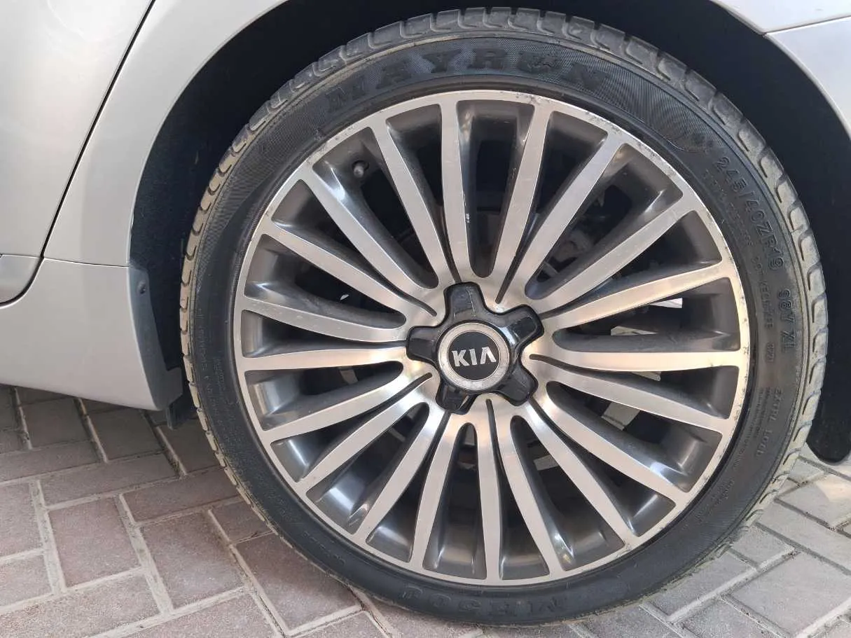 Car image 9
