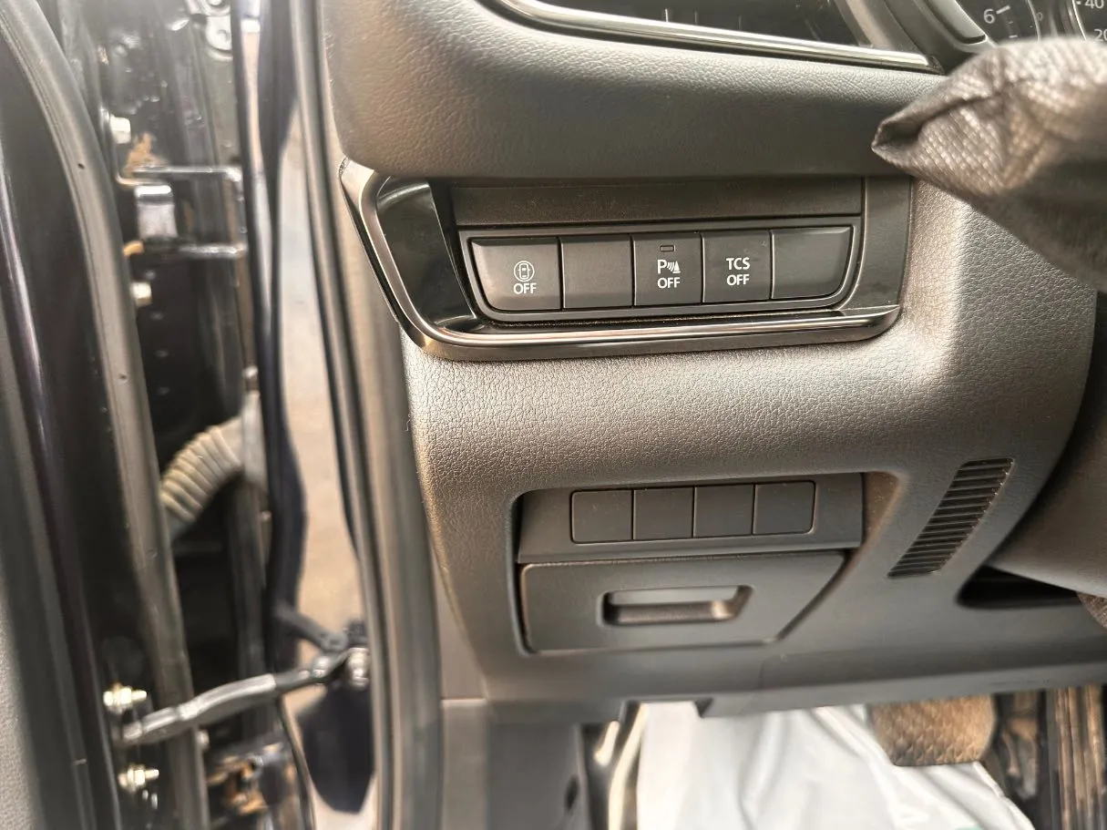 Car image 25