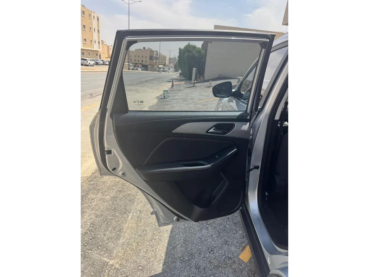 Car image 12