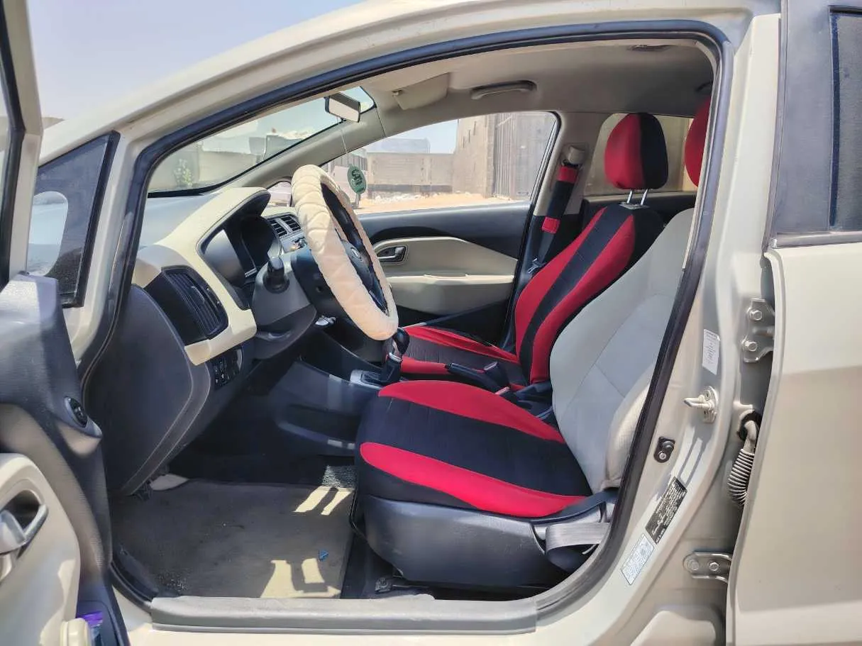 Car image 13
